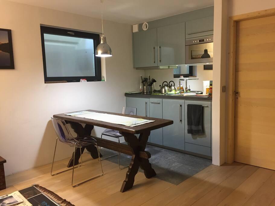 Coin cuisine avec grande table en bois