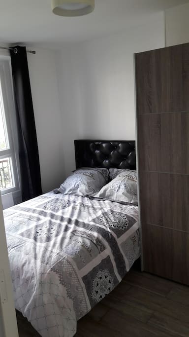 Chambre avec un lit double