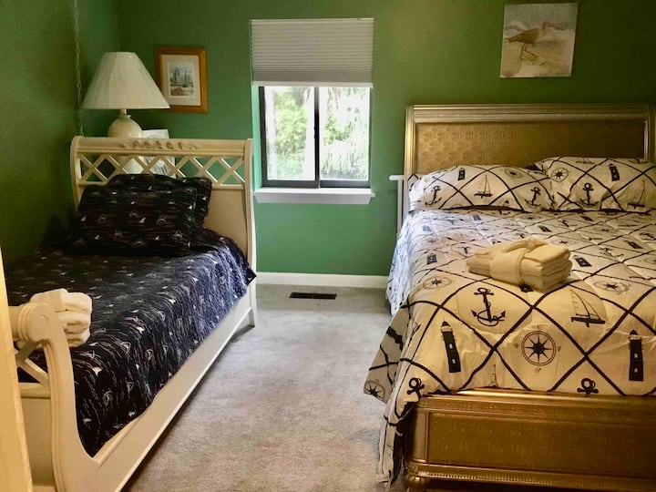 Საძინებელი # 2 მეორე სართული.  Სმარტ-ტელევიზორი, საწოლი 152 × 203 სმ