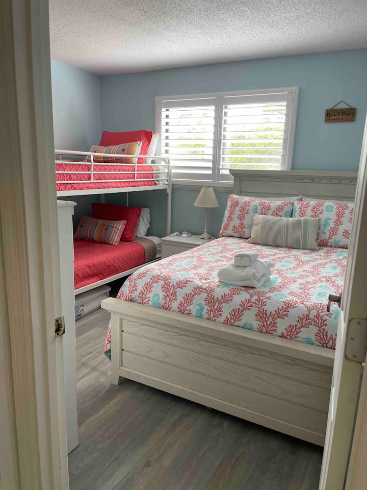 La chambre dispose d'un lit complet et de lits superposés jumeaux.