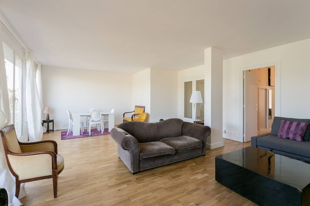 Un grand salon/salle à manger (50m2)...a large living/dinning room (50m2)