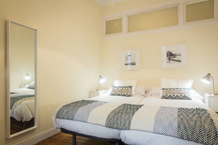 WONDERFUL OUTWARD-FACING FLAT IN THE TOWN CENTER! gallery image 5