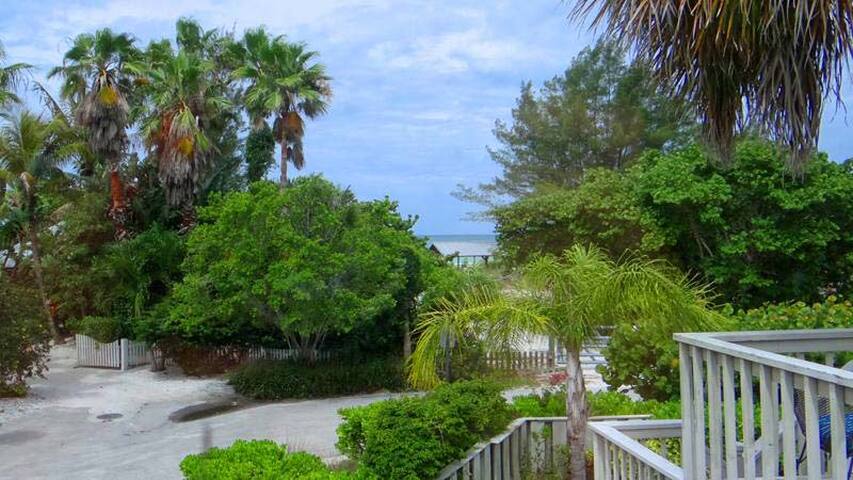 Steps to the beach! Heart of Anna Maria Island