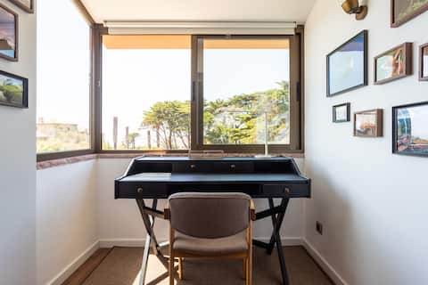 Popular Airbnb listing: Warmly Decorated Loft with an Ocean View in União Das Freguesias De Carcavelos E Parede