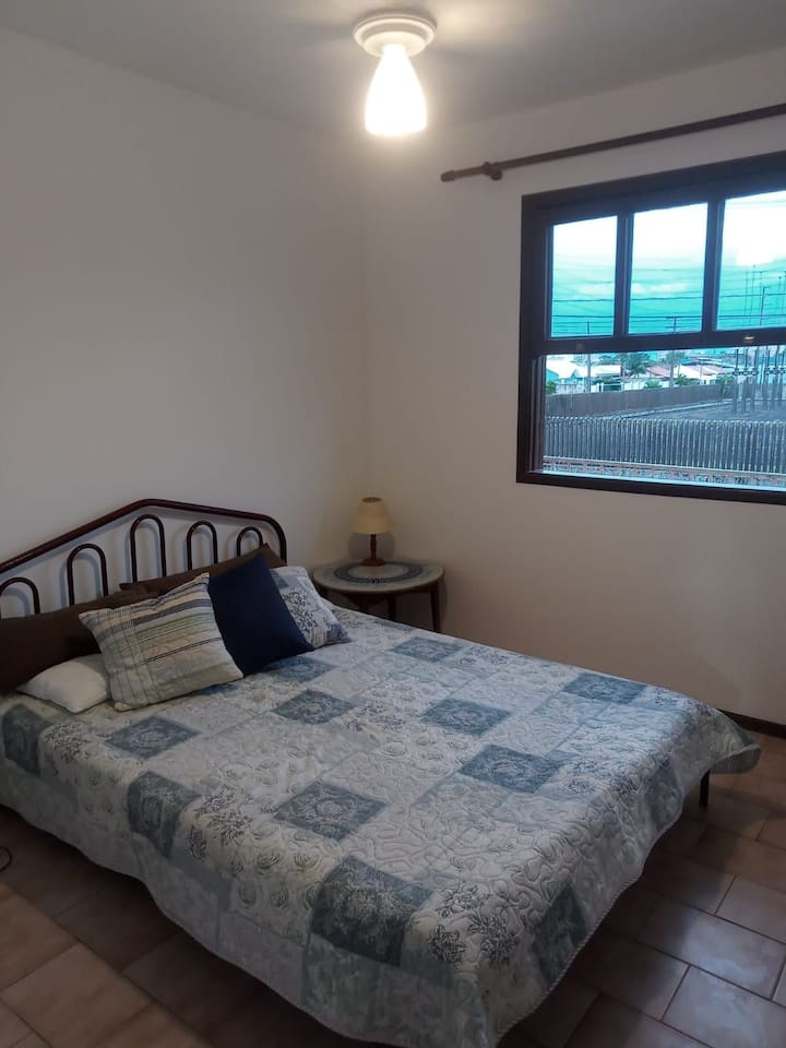 Dhomë me ventilator tavani, sirtar, komodinë dhe abazhur
