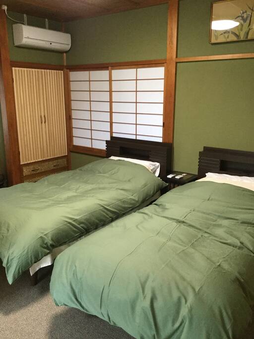 In one bedroom, there are two beds.一つの寝室には、ベットが2台。