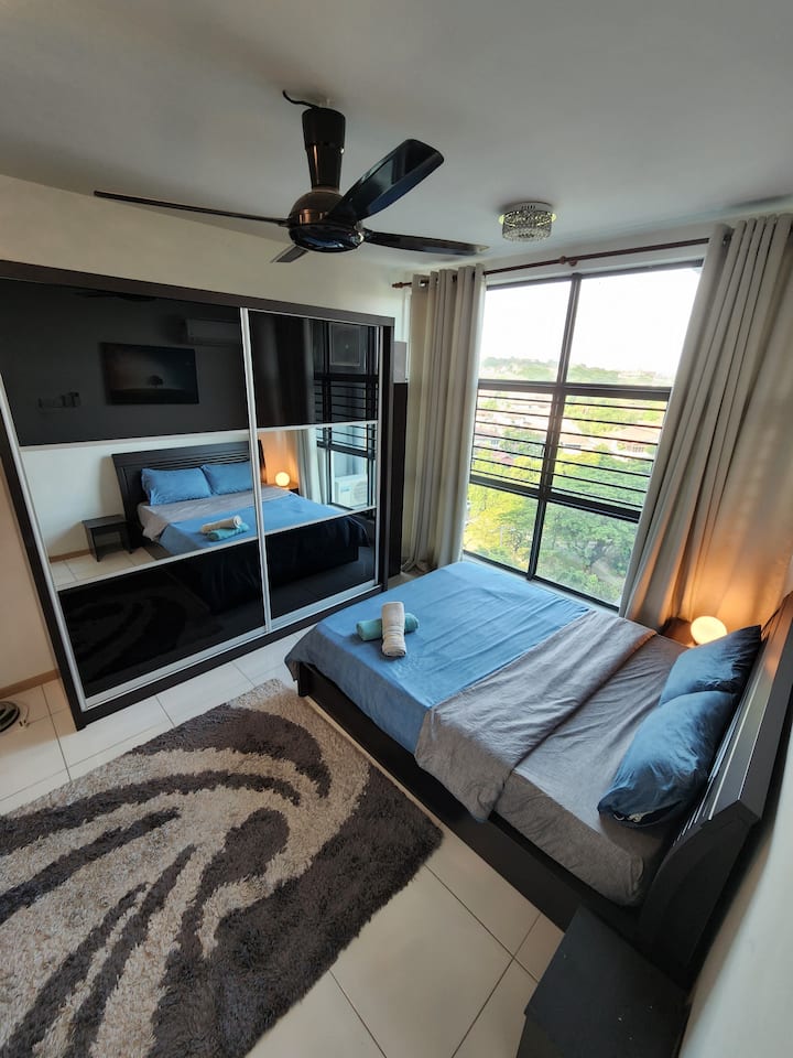 Prostrana glavna spavaća soba. Bračni krevet (širine 150-179 cm) s velikim ormarom. Aircond je dostupan za vašu udobnost.