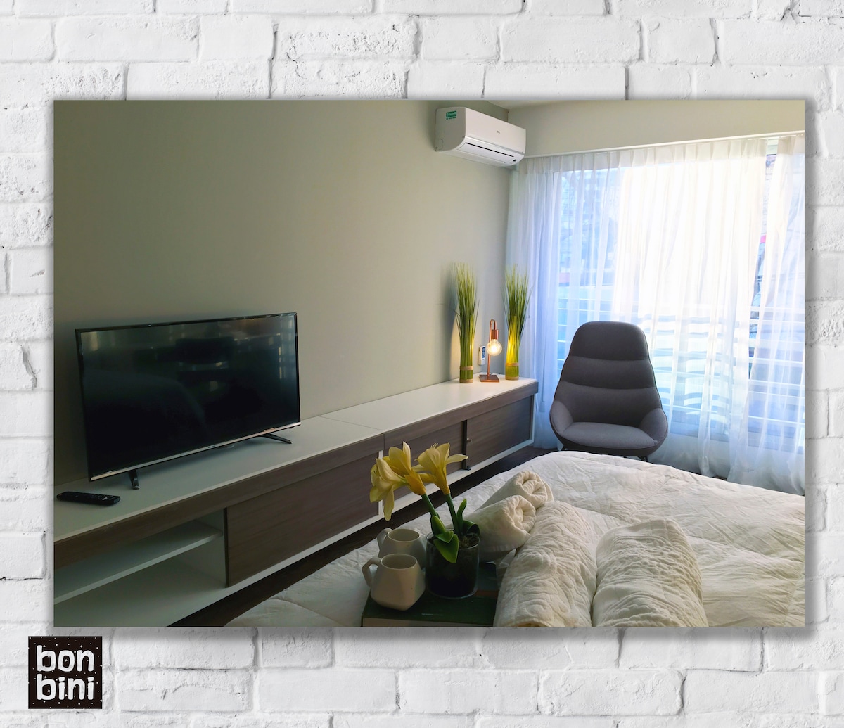 חדר וכיסא קריאה/ חדר שינה ושידה לקורא