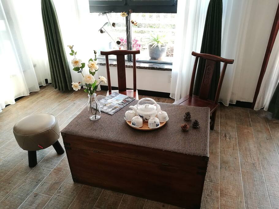 Living Room,enjoy a cup of tea or coffee with friends. 在超大的阳光客厅,泡上一壶本地茶,抑或冲上一杯咖啡,听着喜爱的音乐,与三五好友享受难得午后休闲时光。