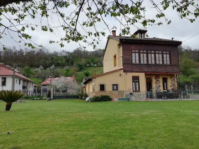 Casa de pueblo con jardín.Parque Natural de Redes.