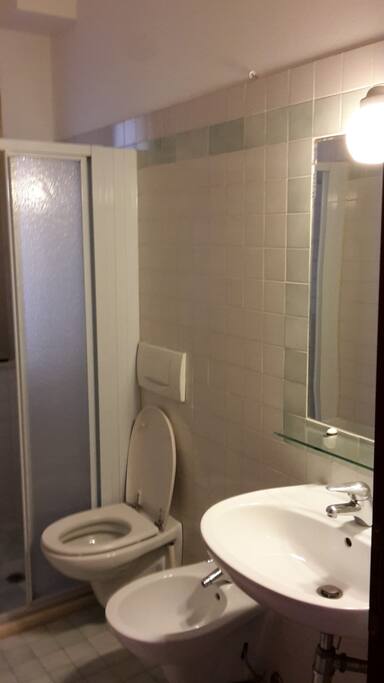 Bagno con box doccia