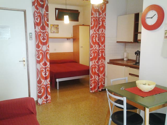 nice studio apartment near the sea