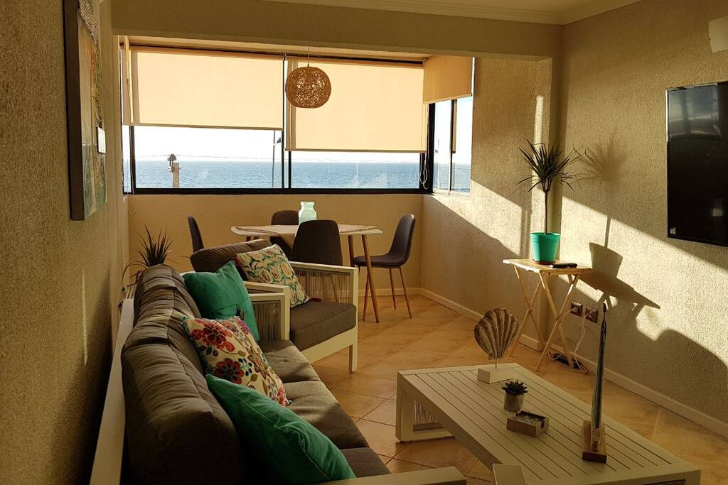 Living comedor con equipo de TV smart 65" calidad con Cable y wifi.-