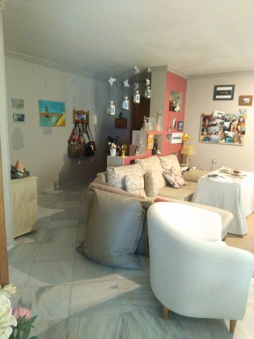 Otra parte del salón. En esta parte el sofa es sofá cama y disponemos de dos colchones más que podéis poner en el suelo retirando la mesa. Hay espacio suficiente.