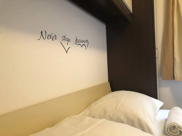 dekorácia v izbe s manželskou posteľou