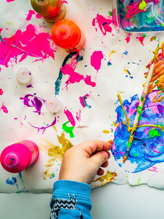 Show full-screen, host-provided image