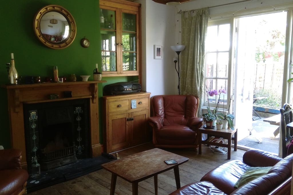 Living room with comfy, retro, leather suite.
