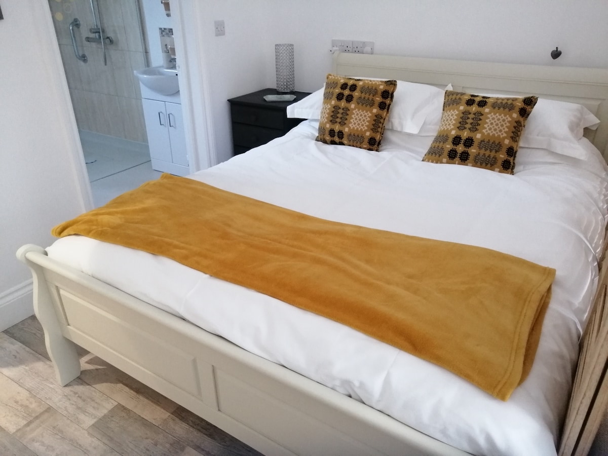 Доволно голем за два брачни кревета