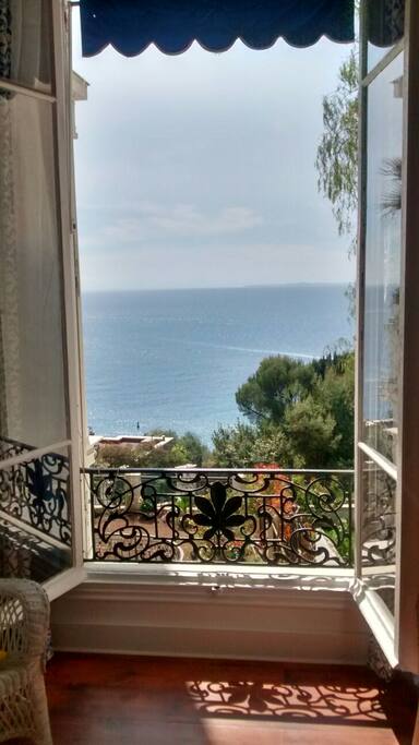 Vue sur la mer depuis le salon