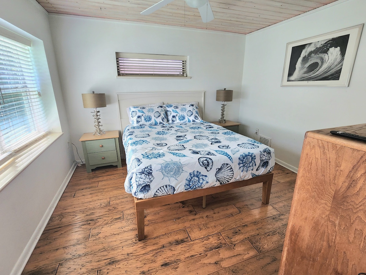 Chumba kikuu cha kulala chenye kitanda kipya cha malkia, runinga, feni ya dari, kabati, kabati la nguo na bafu la chumbani.