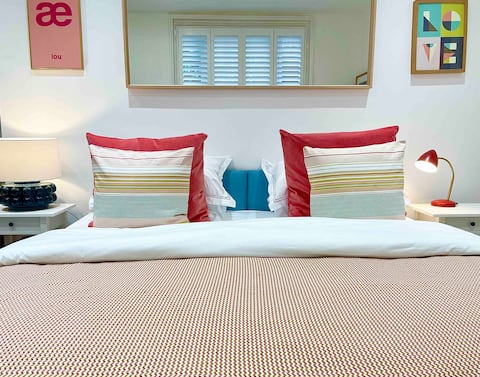 Newly renovated annexe / free off street parking.