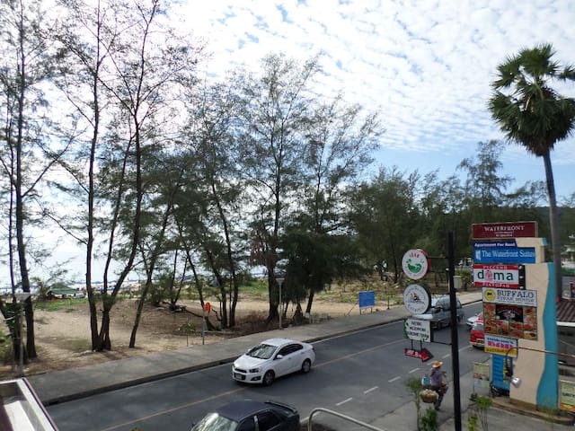 1 bed beachfront apartment in Karon