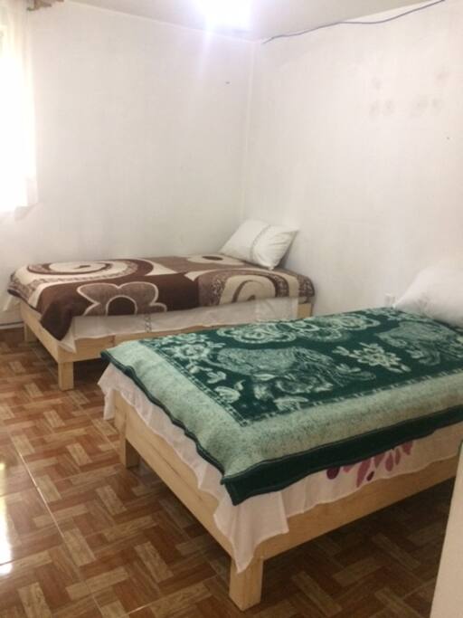 2 CAMAS INDIVIDUALES, SABANAS, ALMOHADAS, COBERTOR, CLOSET