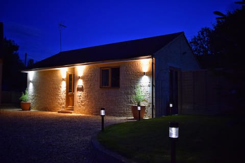 Cotswold Bungalow with Private Patio Garden