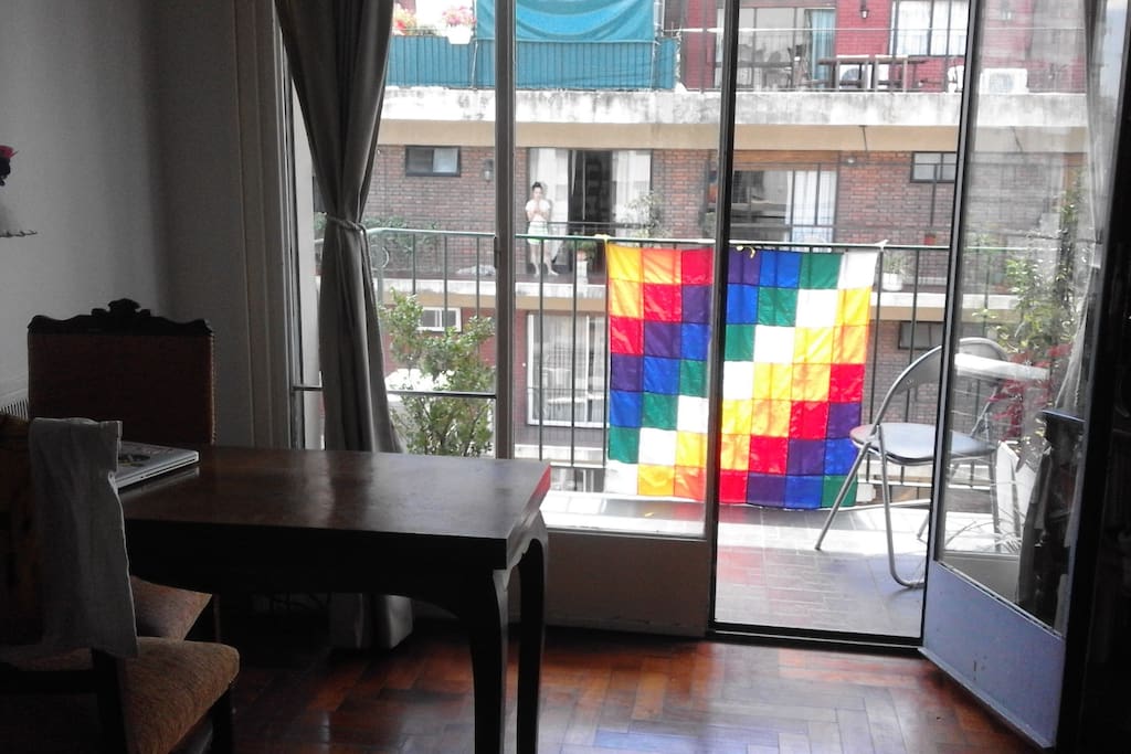 Monoambiente con cocina y balcón