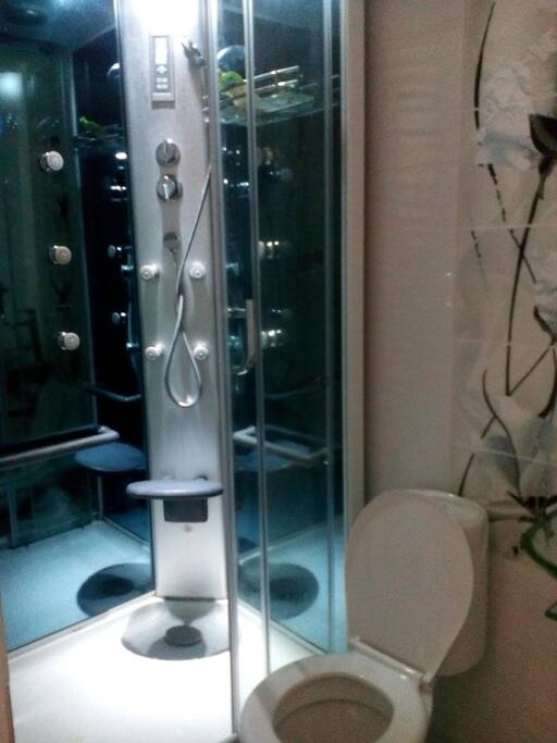 baño cabina con música en una de las habitaciones.