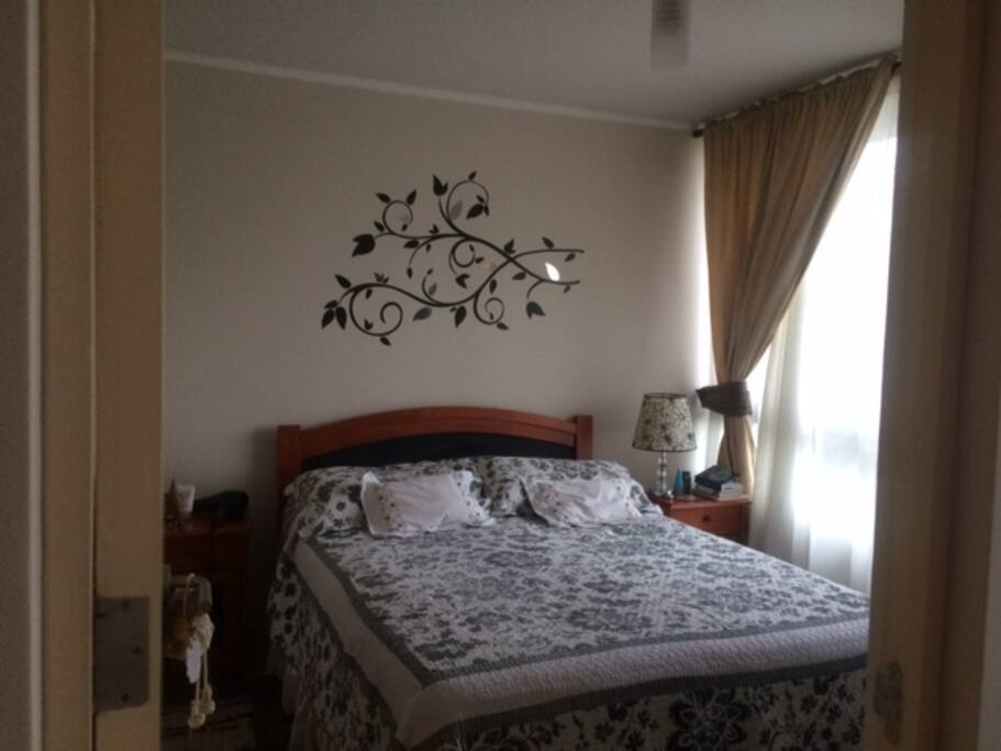 dormitorio con cama matrimonial
