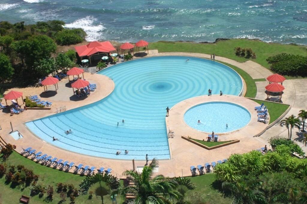 La plus grande piscine des Antilles ! Piscine à débordement sur la mer, vue sur Marie Galante. Une grande pataugeoire fera la joie des plus petits.