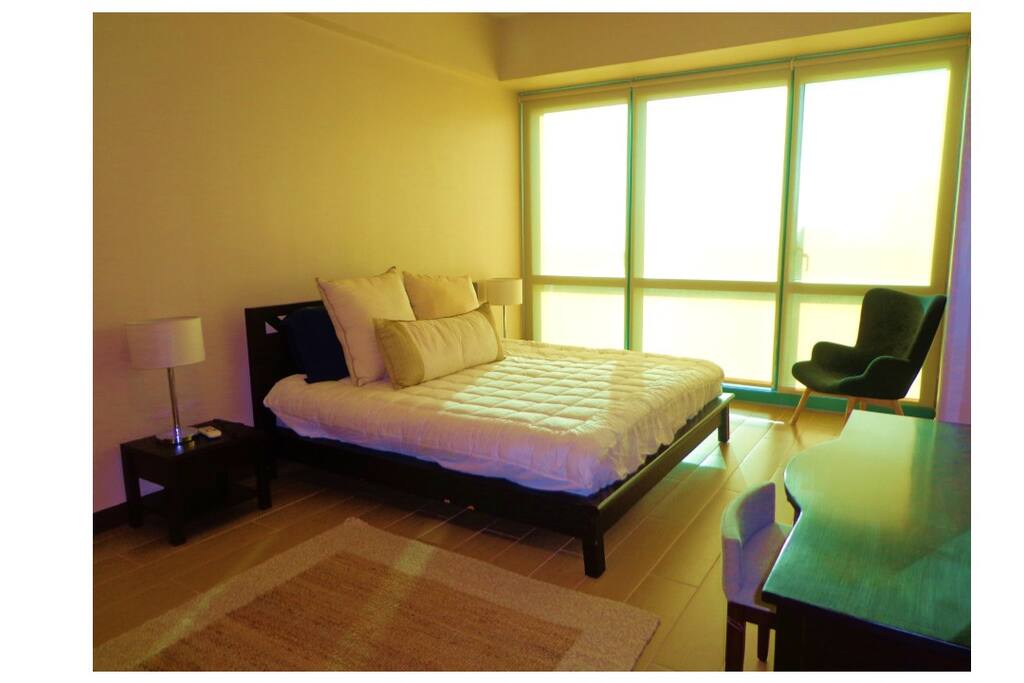 Spacious 2BR Condo in The Fort w/ Free WIFI, Cable TV, and parking