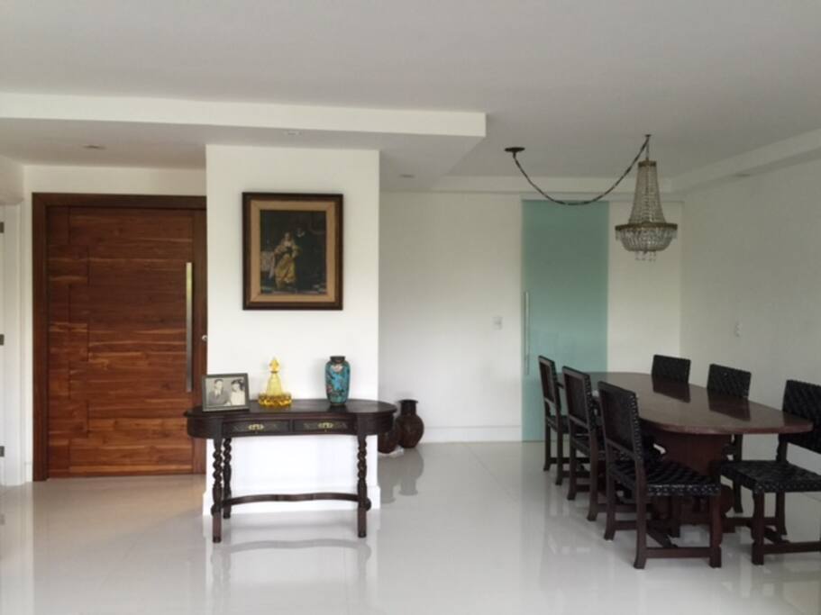 Sala de jantar, com porta de entrada à esquerda e porta de correr á direita.