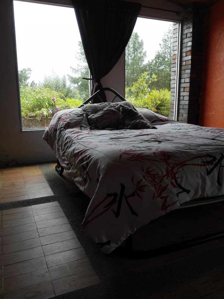 ห้องนอนใหญ่มีเตียงขนาดใหญ่และภูมิทัศน์ที่น่าตื่นตาตื่นใจ