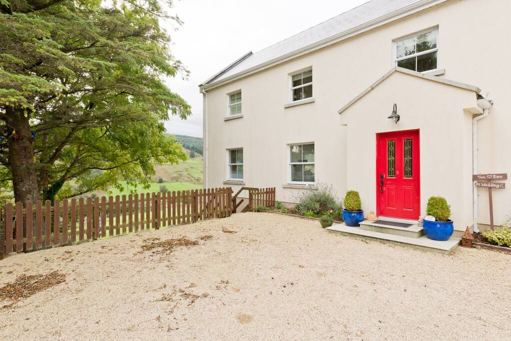 Wicklow Way Accommodation close to Johnnie Fox's Pub.
Beaufort House