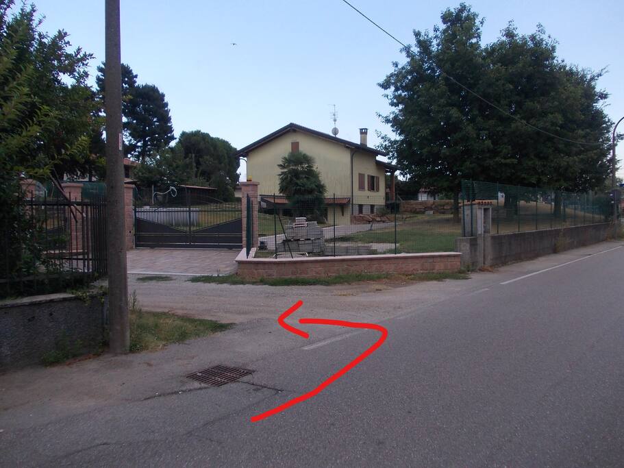 in via Europa prendere la stradina sterrata dopo il n.