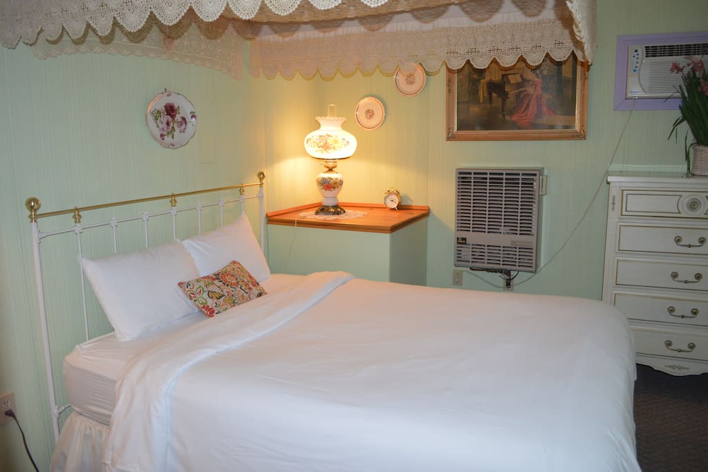 Queen bed in 2nd Bedroom (Varies)