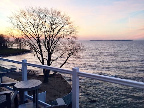 Voted Put-in-Bay's #1 Lakefront Condo 212 (8 beds)