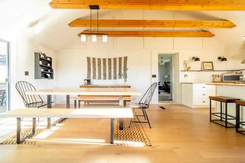 Huff Estates Farm 4BR Private Lake, Sauna, Hot Tub