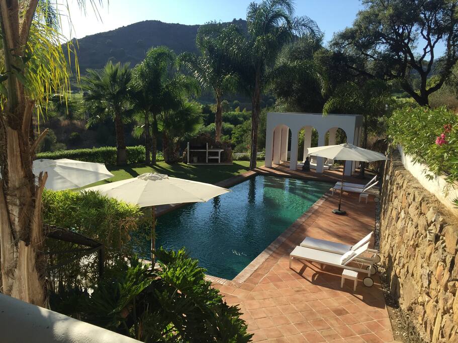 Pool with BBQ, Poolhouse & Rock Shower