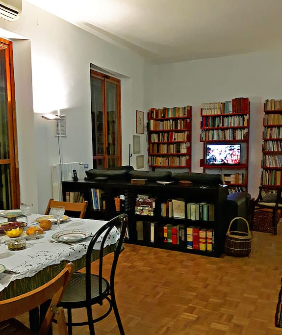The dining area in the living room / la zona pranzo nel soggiorno