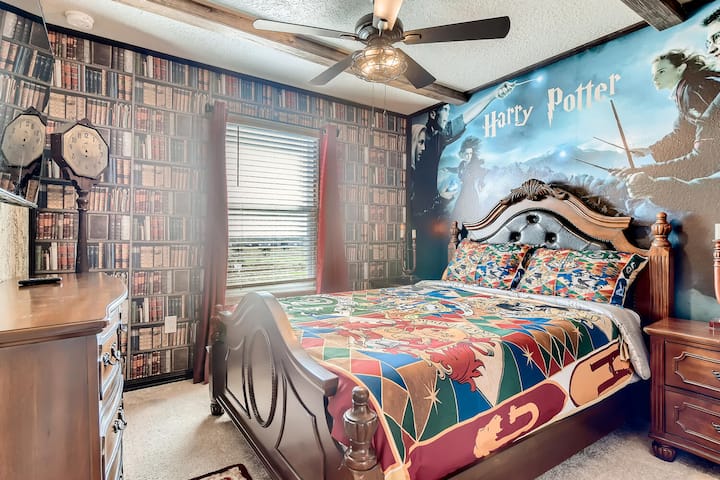 Harry Potter room - 2nd level with private bathroom - Queen Bed