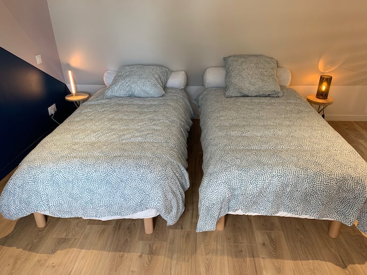 Chumba cha kulala cha ghorofani chenye vitanda viwili vya sentimita 90x200 ambavyo vinaweza kuunganishwa ili kuunda kitanda cha malkia. 