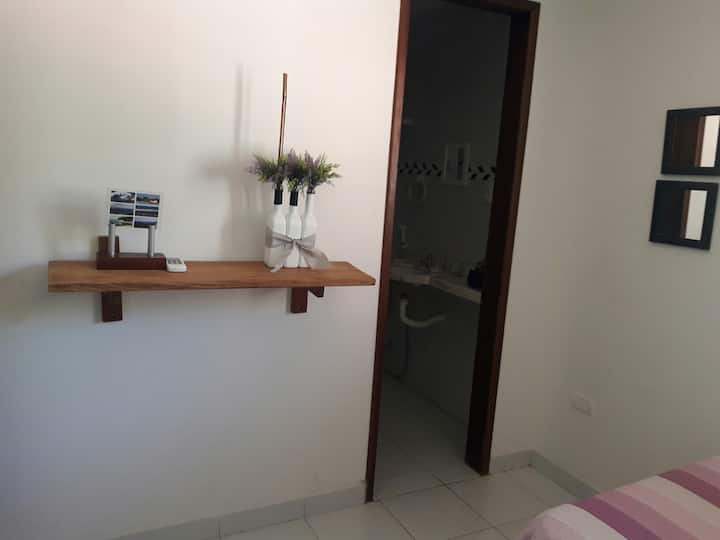 Qasja në banjën e një prej suitave.