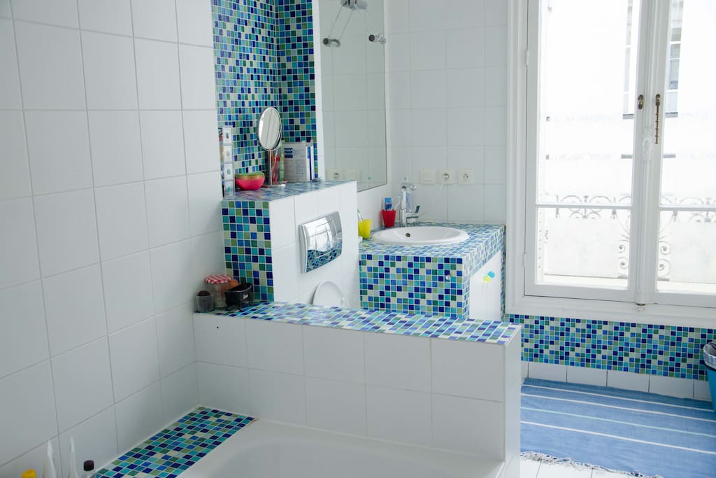 Salle de bain, baignoire et WC sur cour