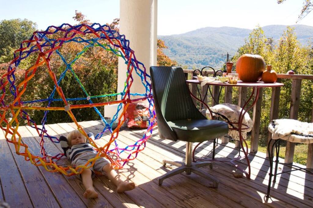 Get creative, unwind and enjoy the expansive mountain views on the front deck.