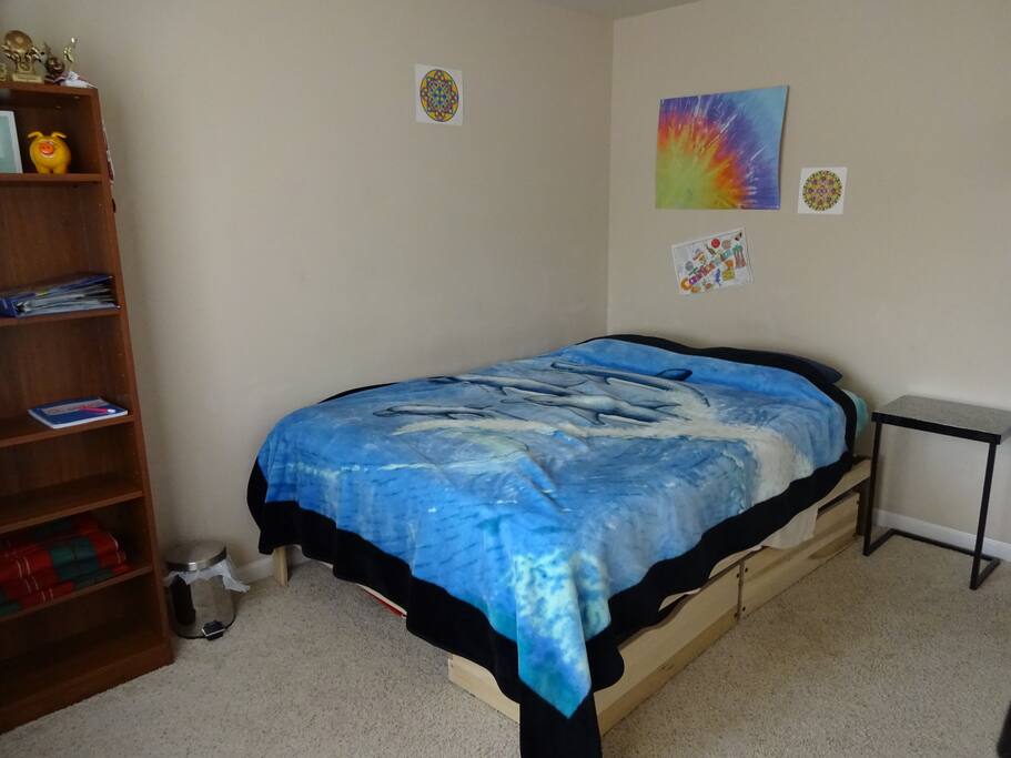 Queen size memory foam mattress. And an optional single mattress on the floor, for third guest. (This is the room listed as Private room, 18 min to Pismo Beach).