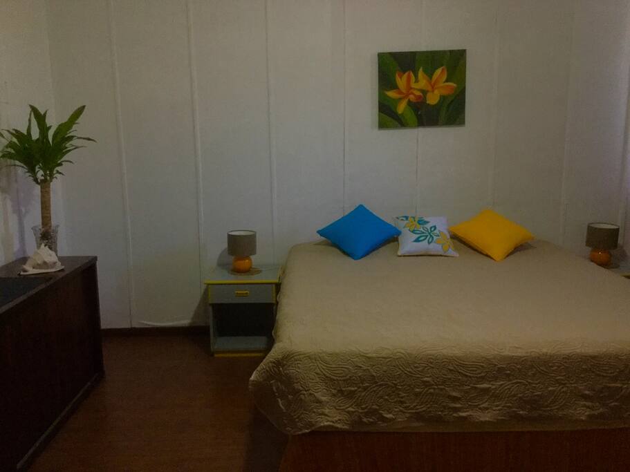 Un lit immense (200X200) avec matelas orthopédique