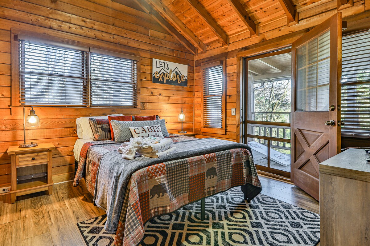 Spavaća soba ima vlastiti privatni izlaz na gornju terasu. Udoban madrac od pjene za bračni krevet za ugodan san.  Spavaća soba ima svodni strop.